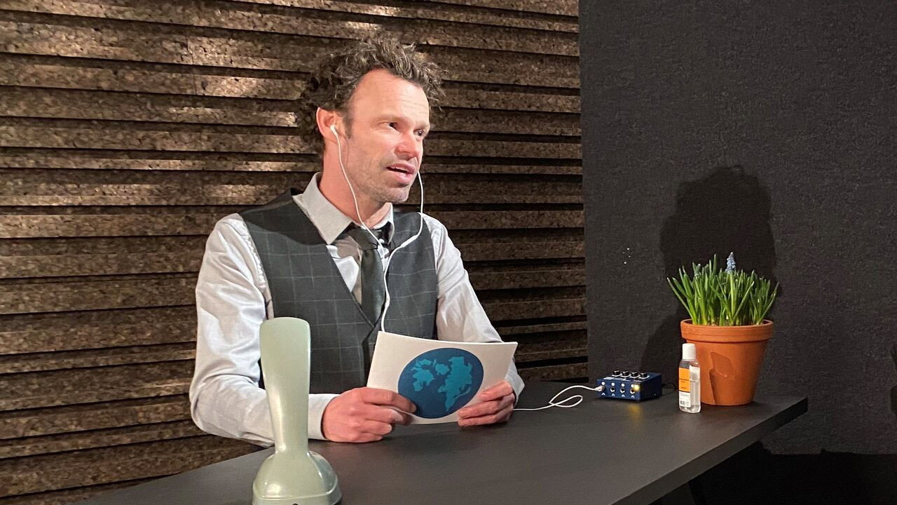 Danmark på hovedet backdrop