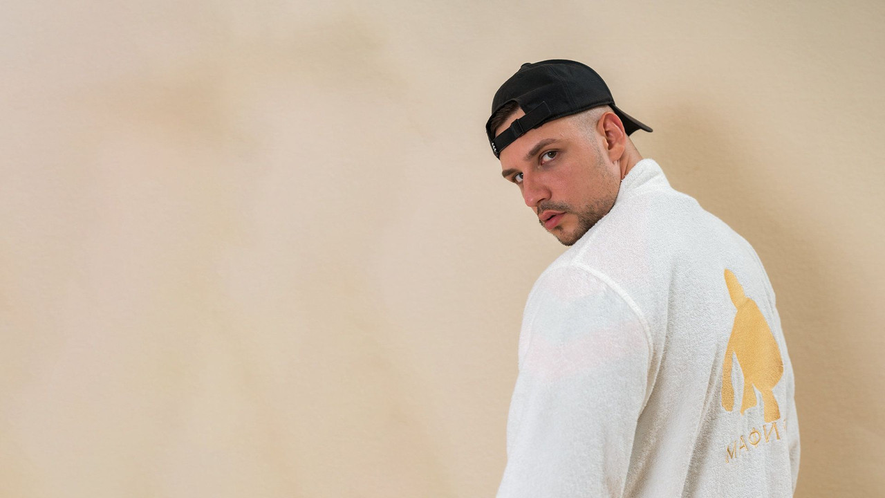 Slavik – Auf Staats Nacken backdrop