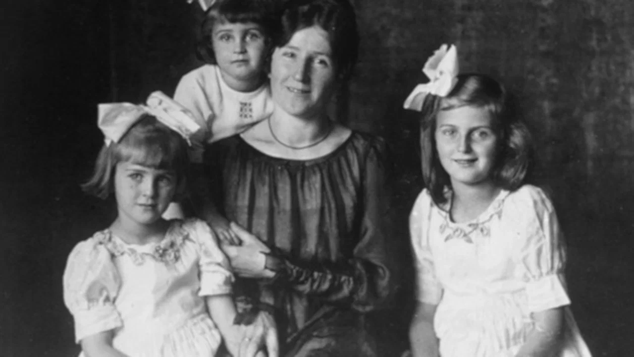 Hitlers Frauen backdrop