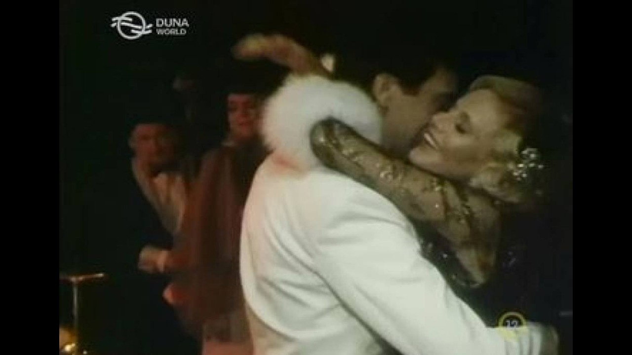 Az aranyifjú backdrop