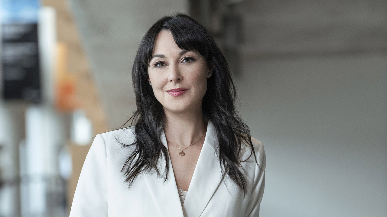 Claudia à la page backdrop