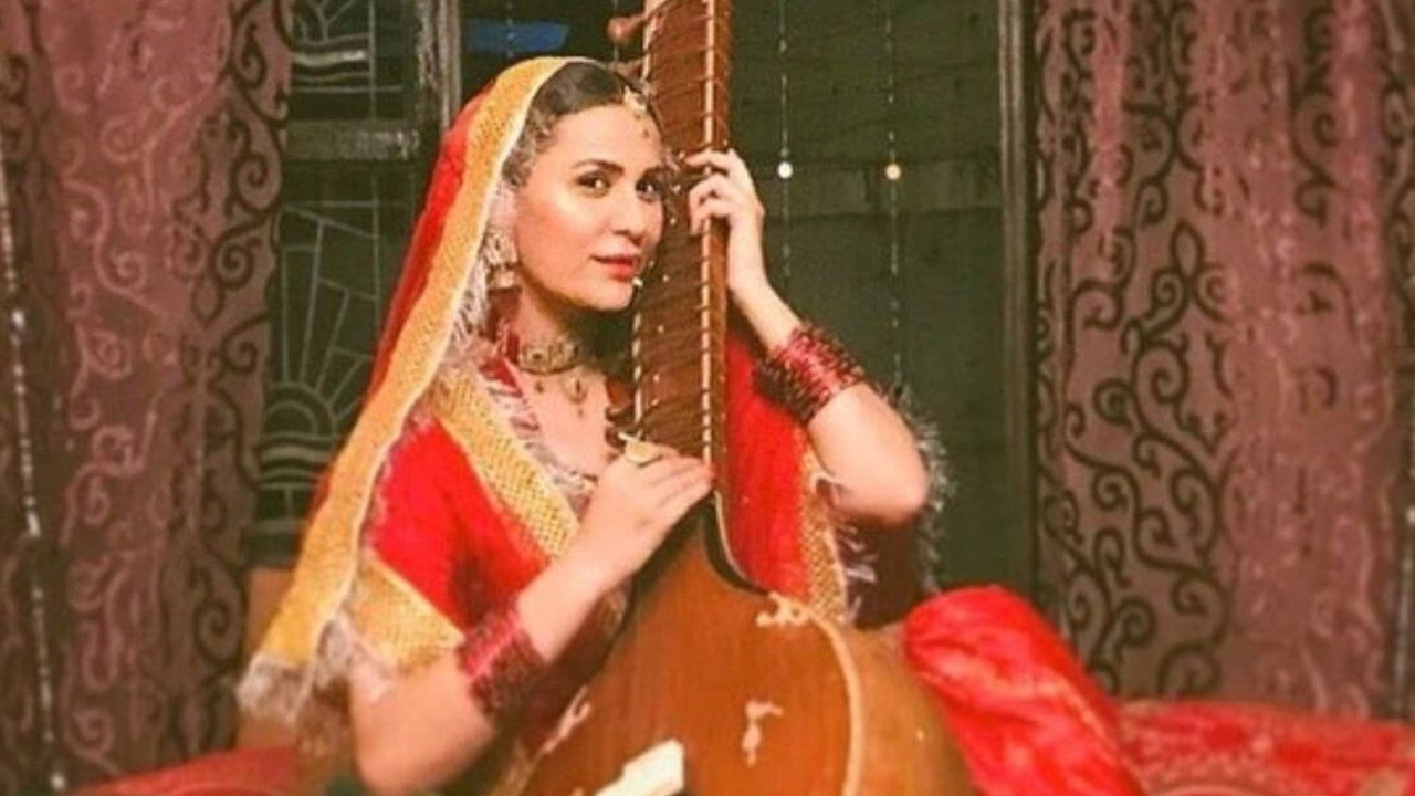 Deewar-e-Shab backdrop