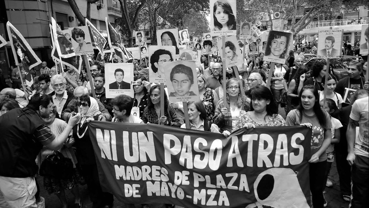 El mal absoluto backdrop