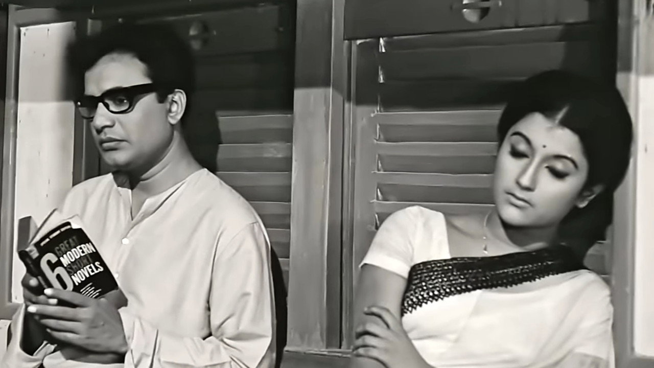 Ekhane Pinjar backdrop