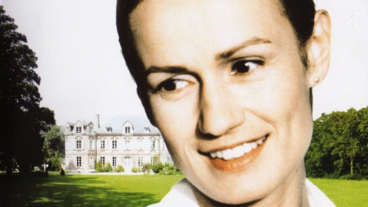 Une femme en blanc backdrop