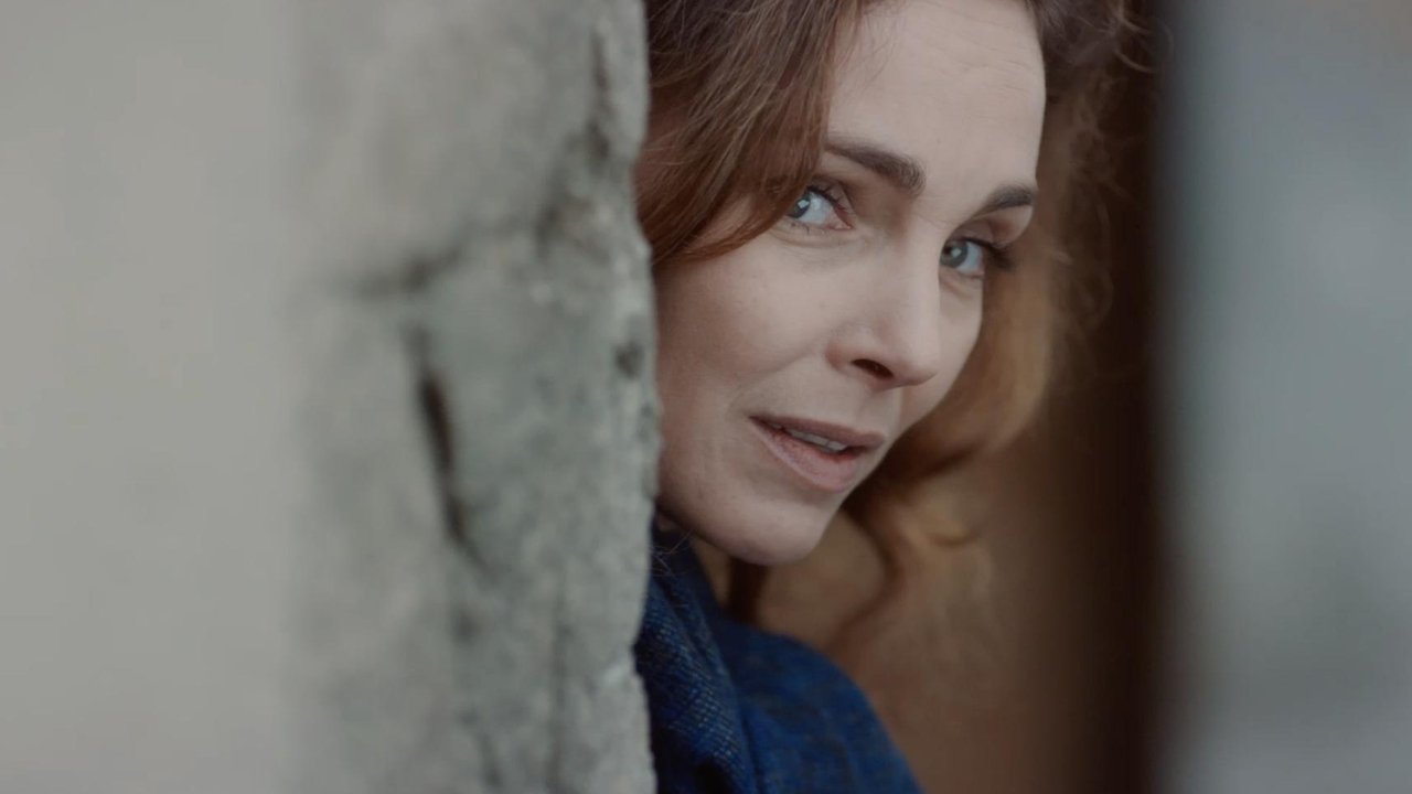 Les Secrets backdrop