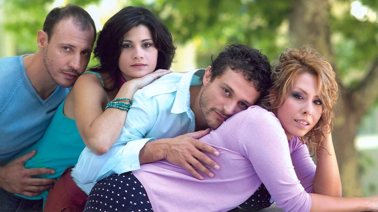 Kaneis de leei s' agapo backdrop