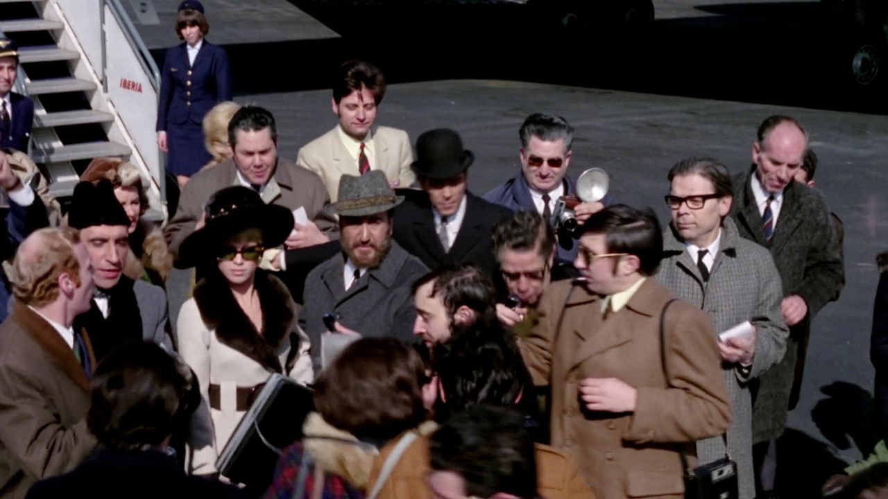 Carola de día, Carola de noche backdrop