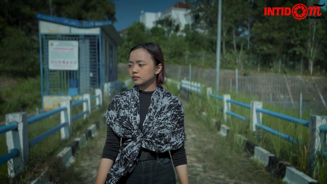 Di Tengah Dua Saudari backdrop