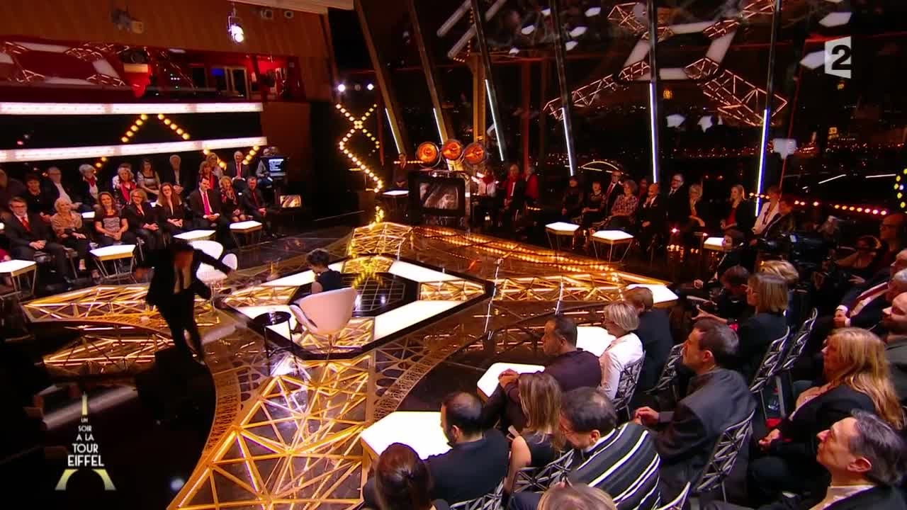 Un soir à la tour Eiffel backdrop