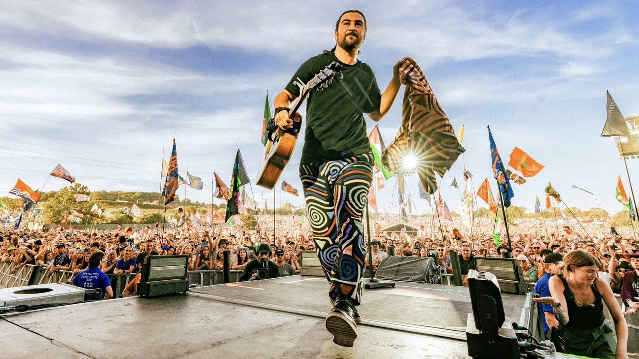 Noah Kahan Live at Glastonbury backdrop