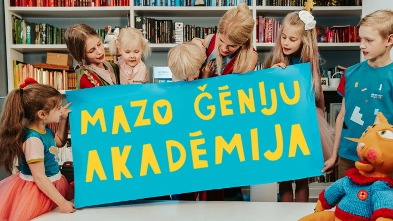 Mazo ģēniju akadēmija backdrop