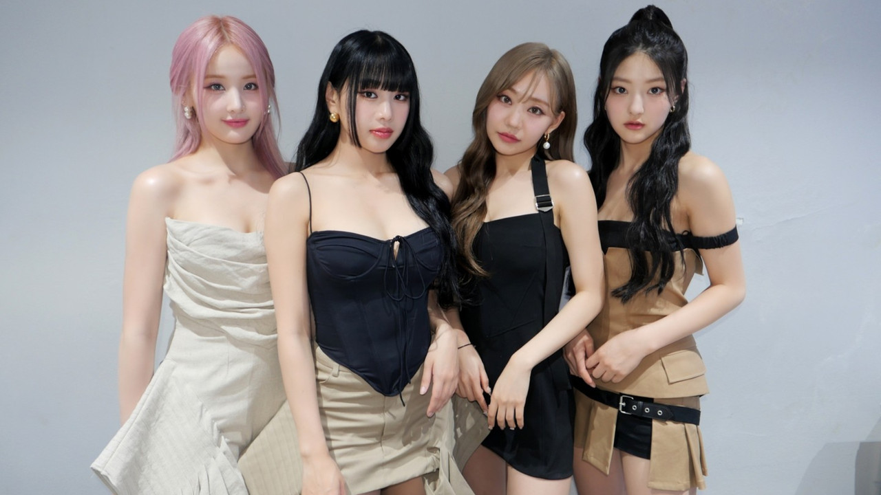 KISS OF LIFE: KIOF TIME backdrop