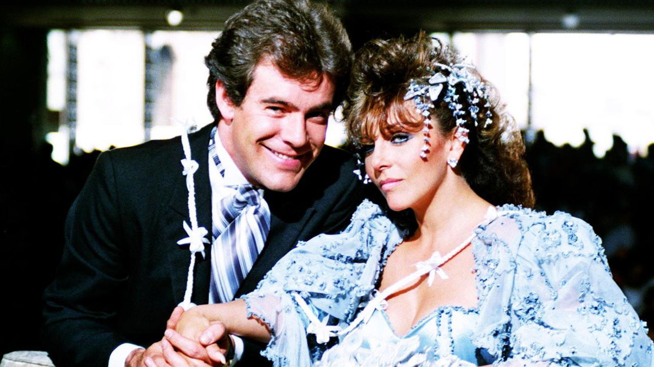 Rosa Salvaje backdrop