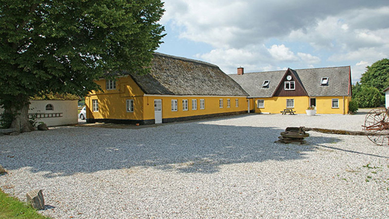 Morten Korch - Ved stillebækken backdrop