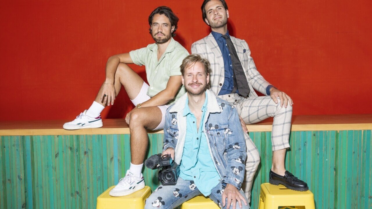 De Fomo Show backdrop