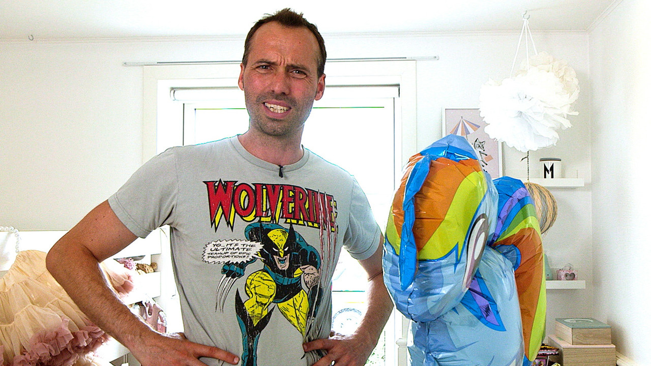 Torben Chris rydder op backdrop