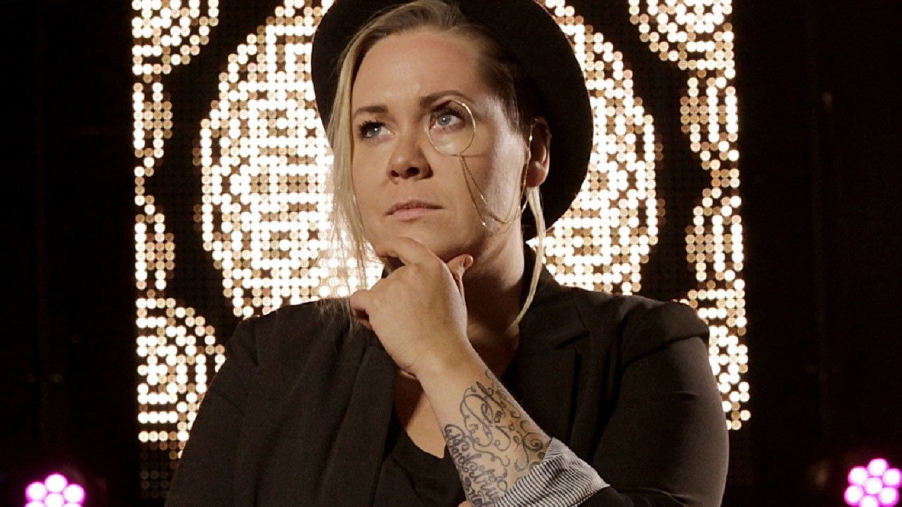 Det alt for store Linda P show backdrop