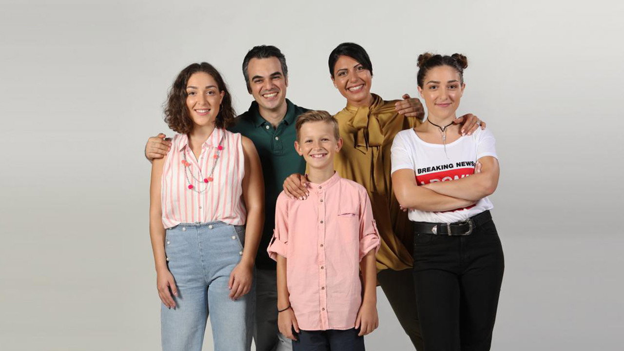 Η Φαμίλια backdrop