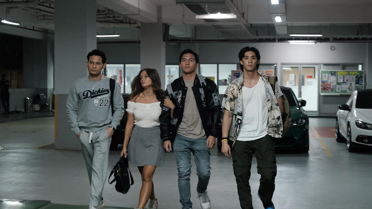 Montir Cantik backdrop