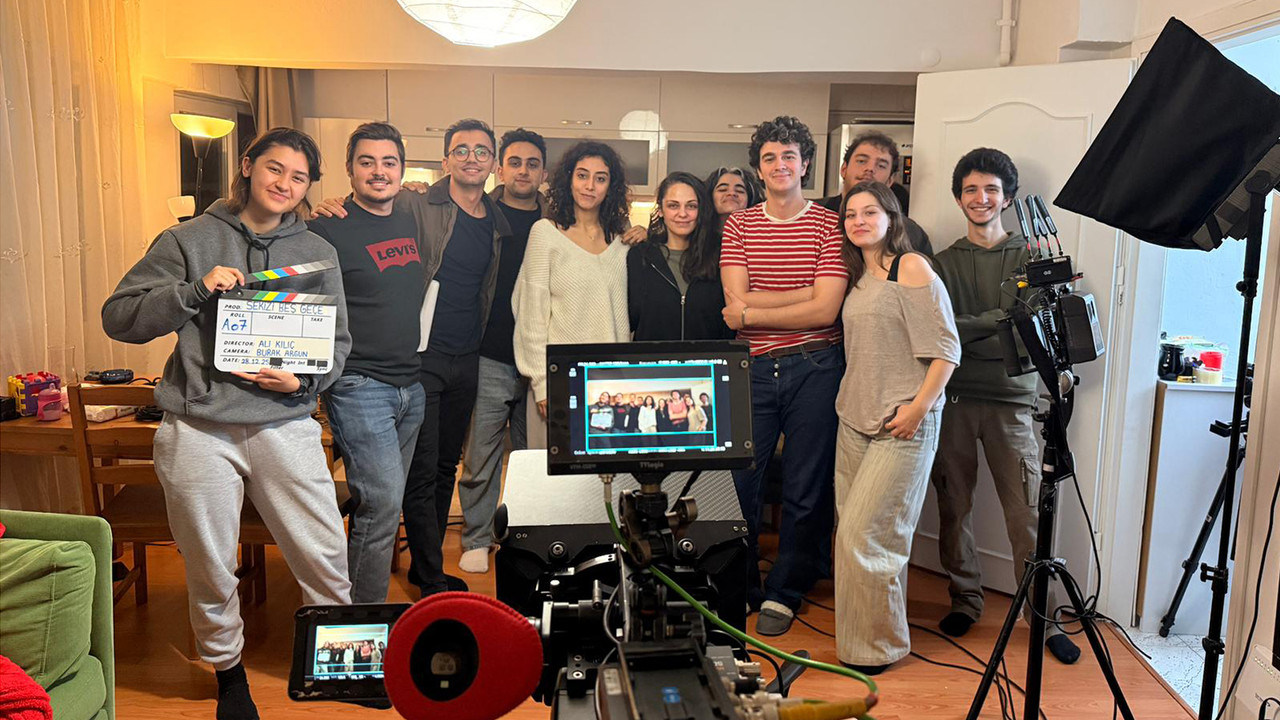 Sekizi Beş Geçe backdrop