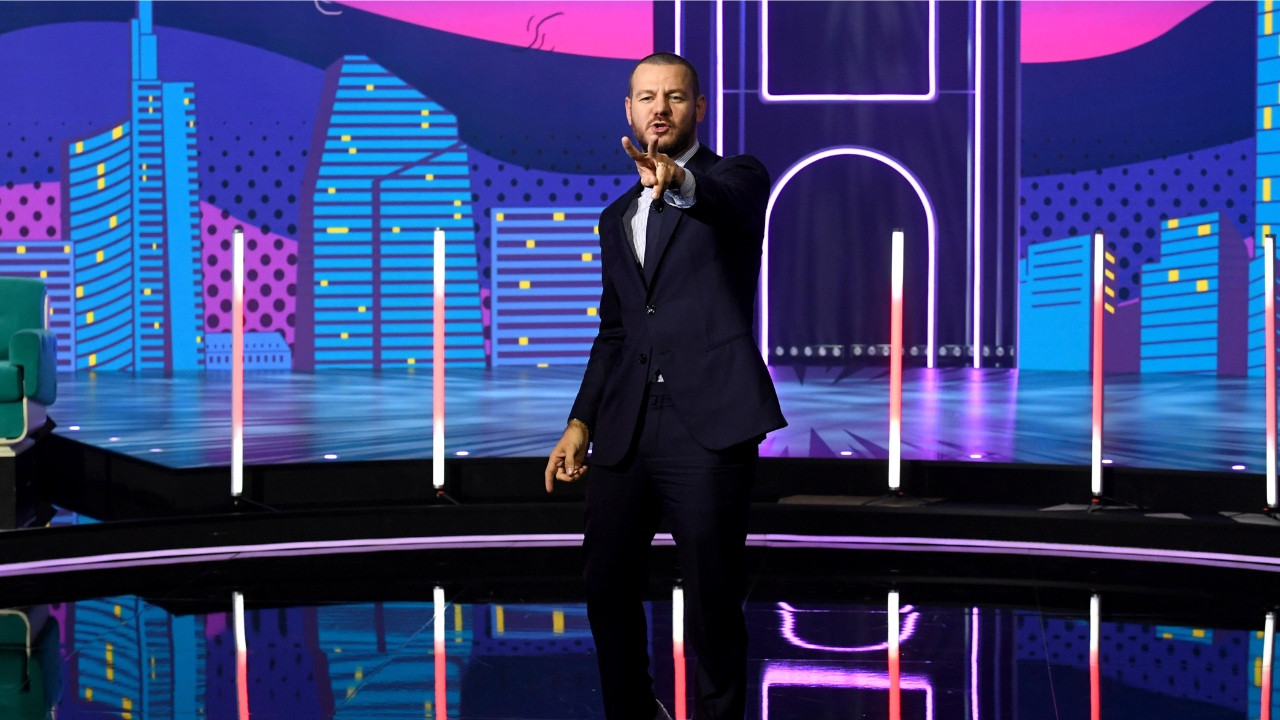 Stasera c’è Cattelan su Raidue backdrop