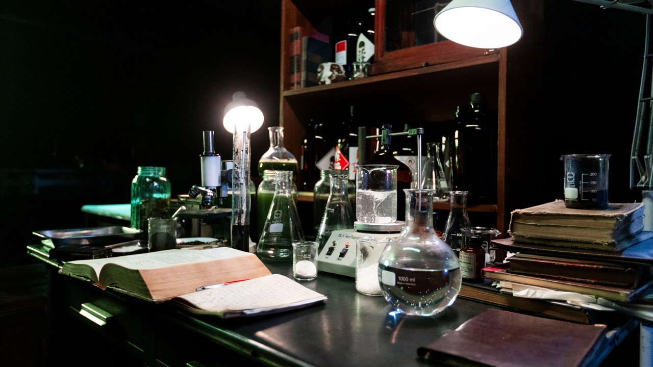 Black Cocaine backdrop