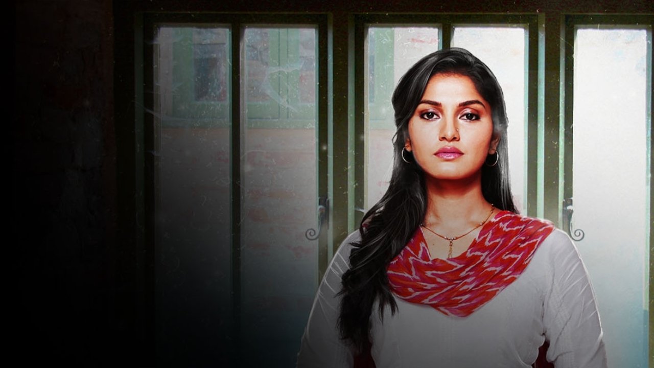 Aadhe Adhoore backdrop