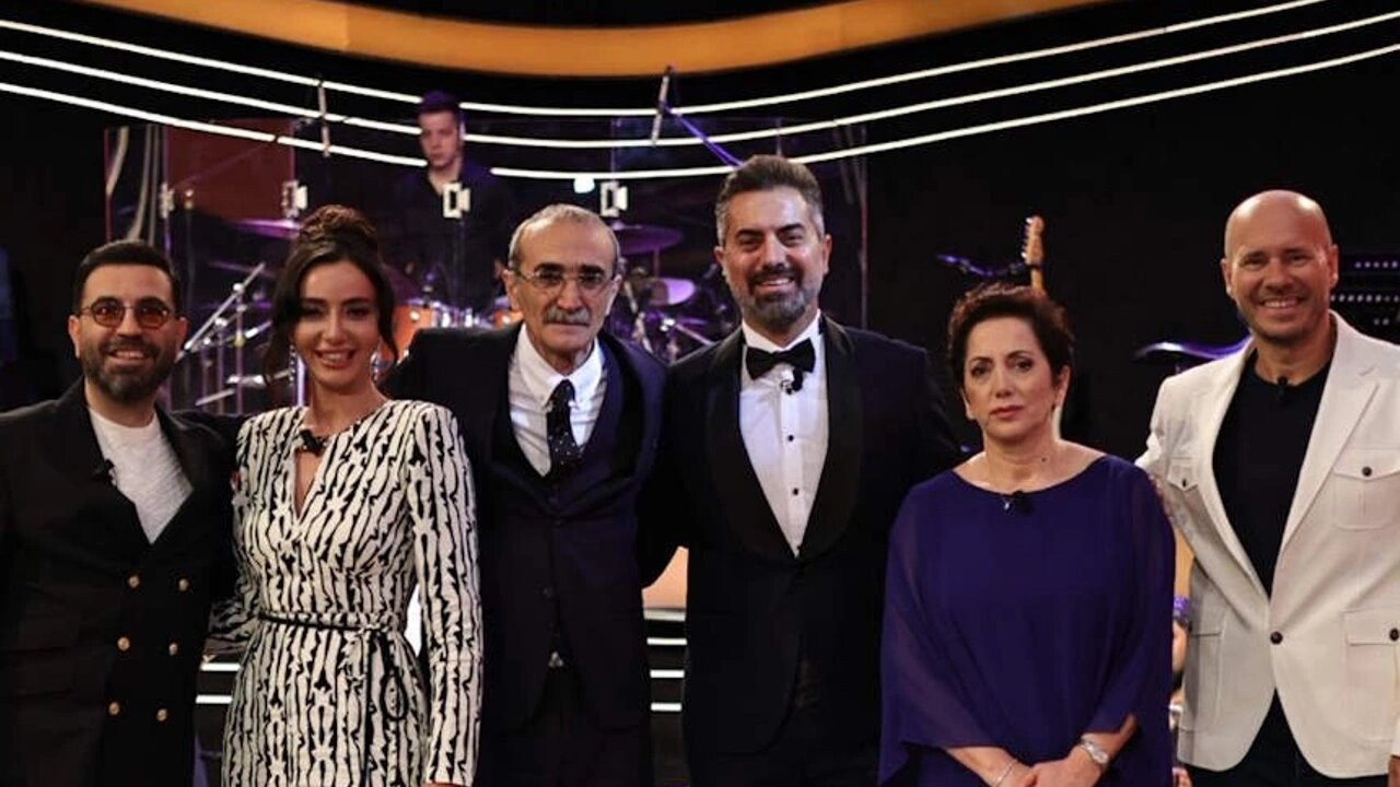 Sen Türkülerini Söyle backdrop