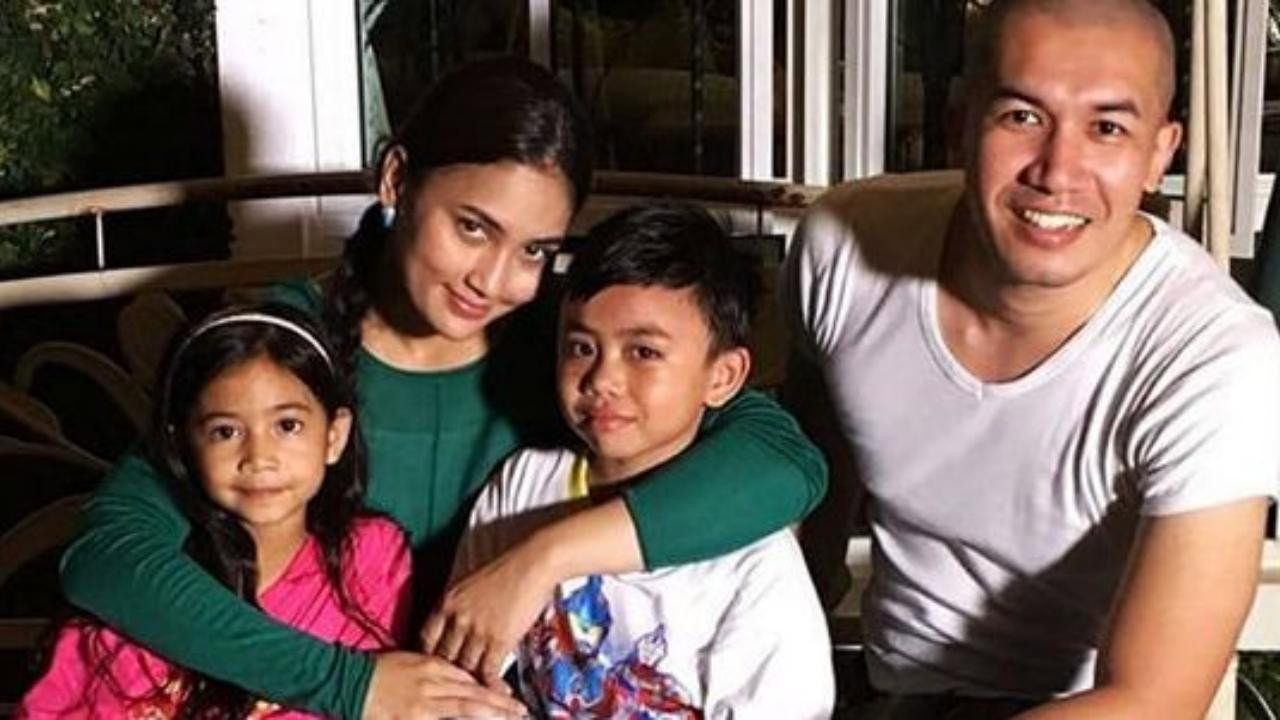 Bibik Bibikku backdrop