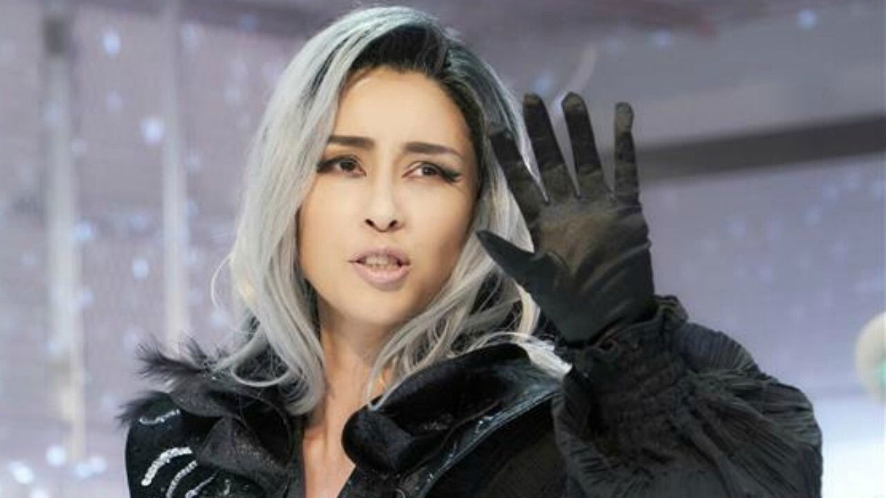 Mannequin Night Fever backdrop