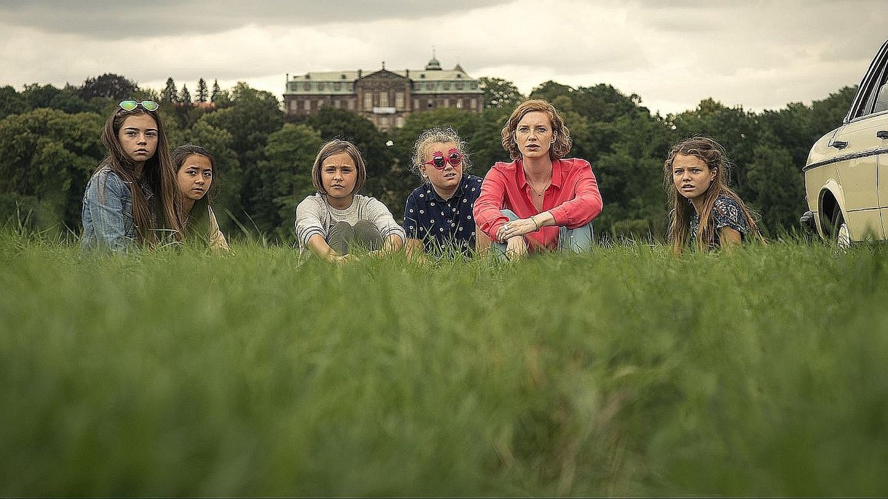 Hanni & Nanni 4 backdrop