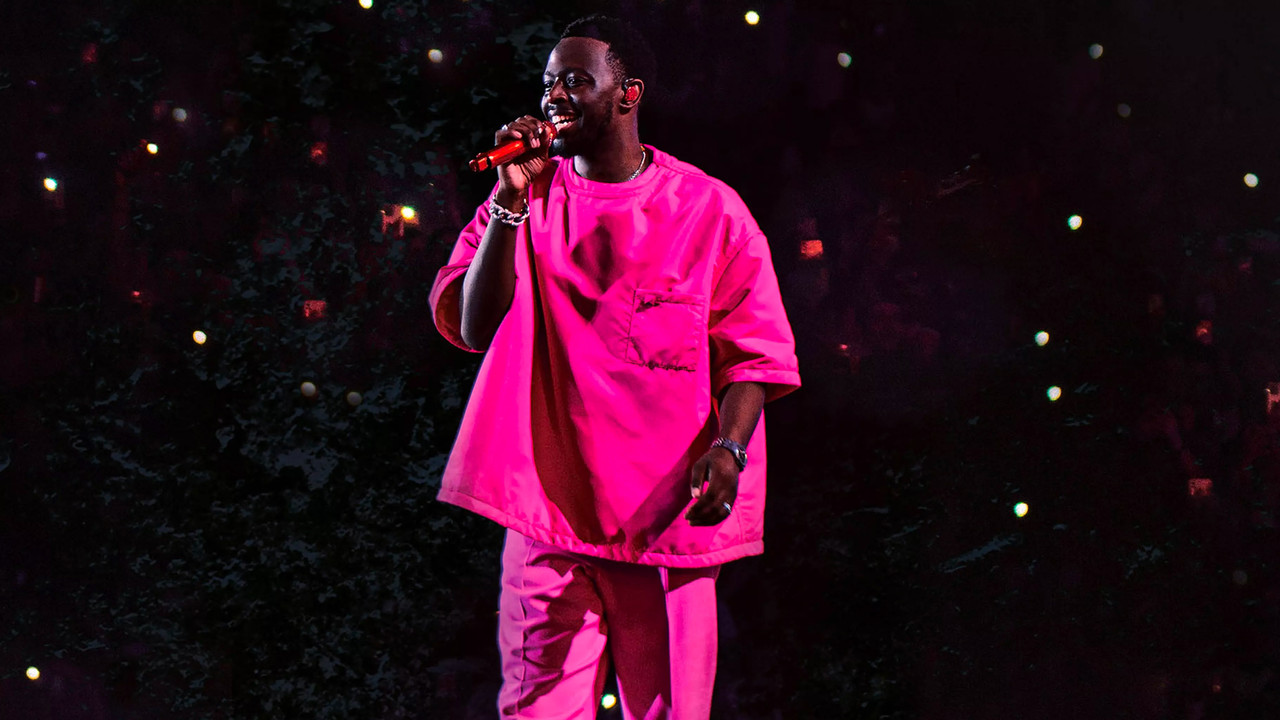 Ça va bien se passer, Dadju backdrop