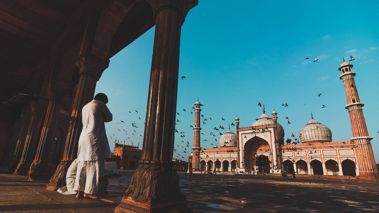 Monuments Sacrés backdrop