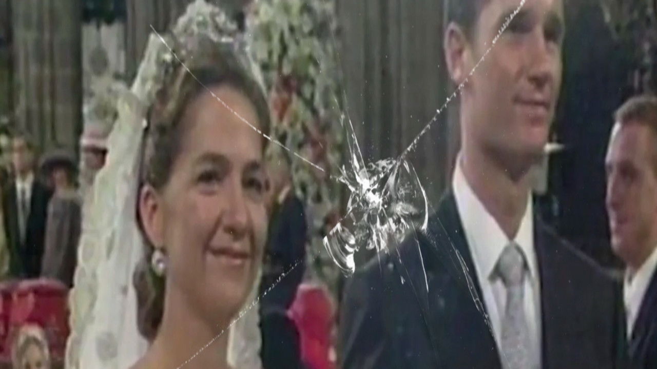 Cristina de Borbón: Rota de amor backdrop