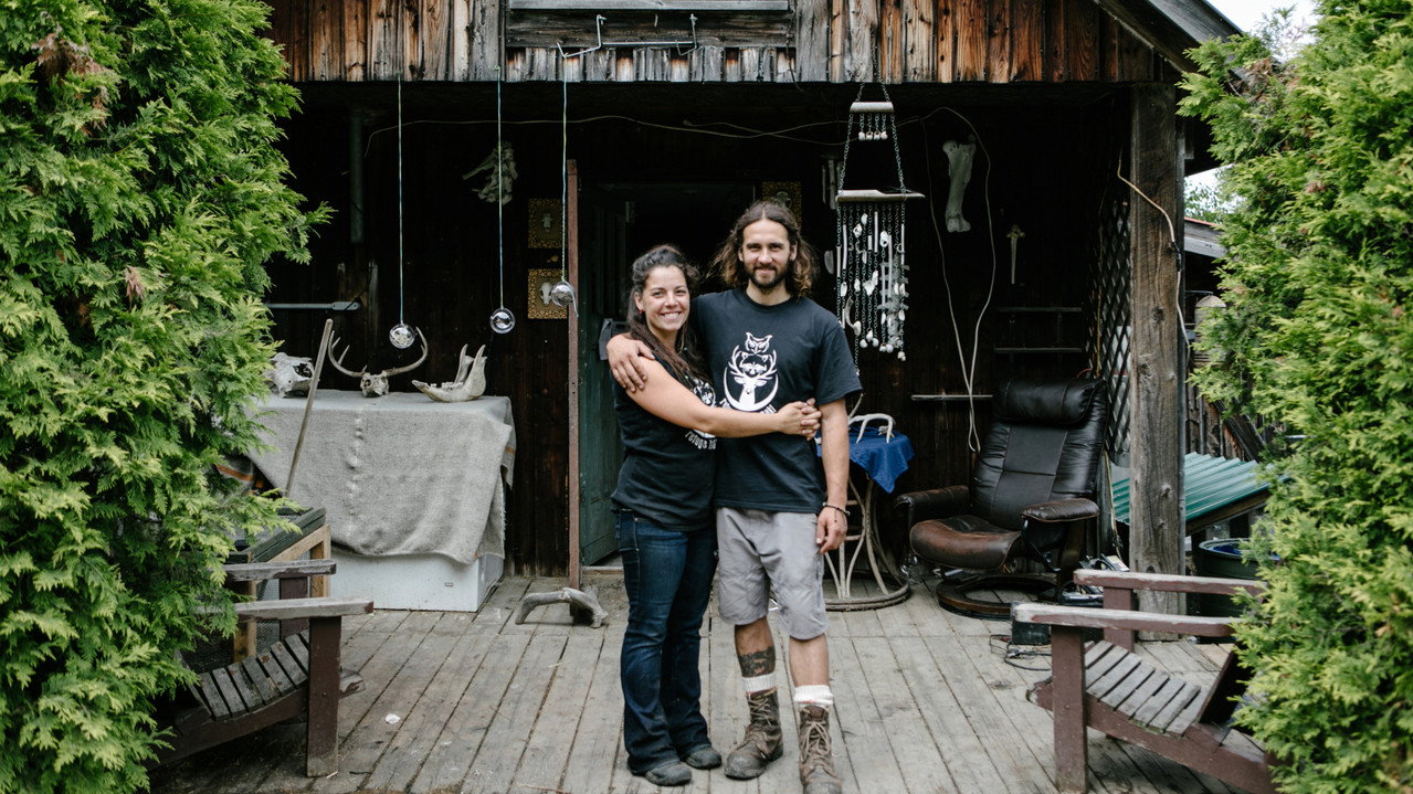 Sauvages et orphelins backdrop