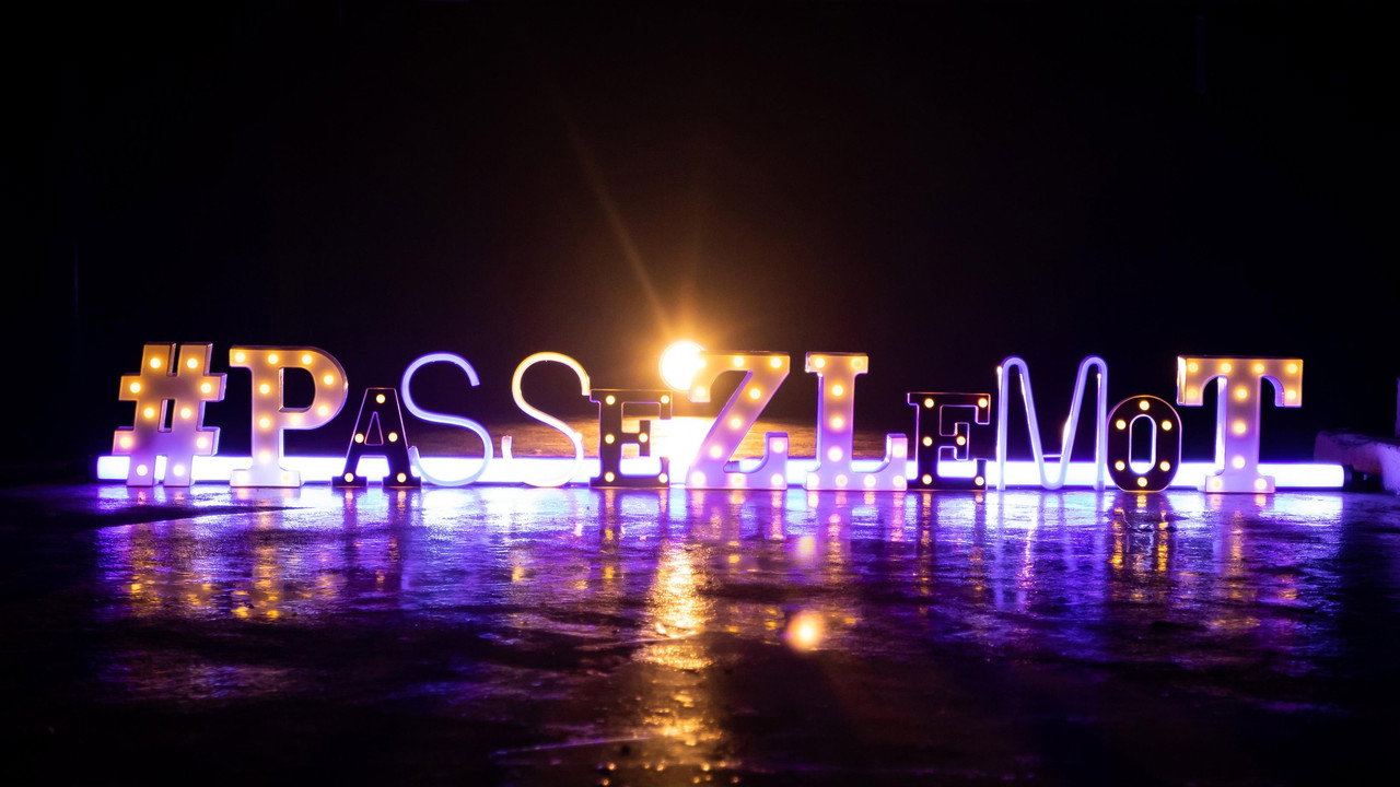 Passez le mot backdrop