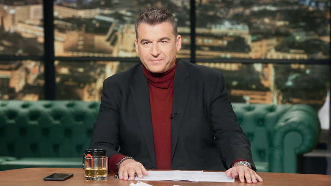 Late Night με τον Γιώργο Λιάγκα backdrop