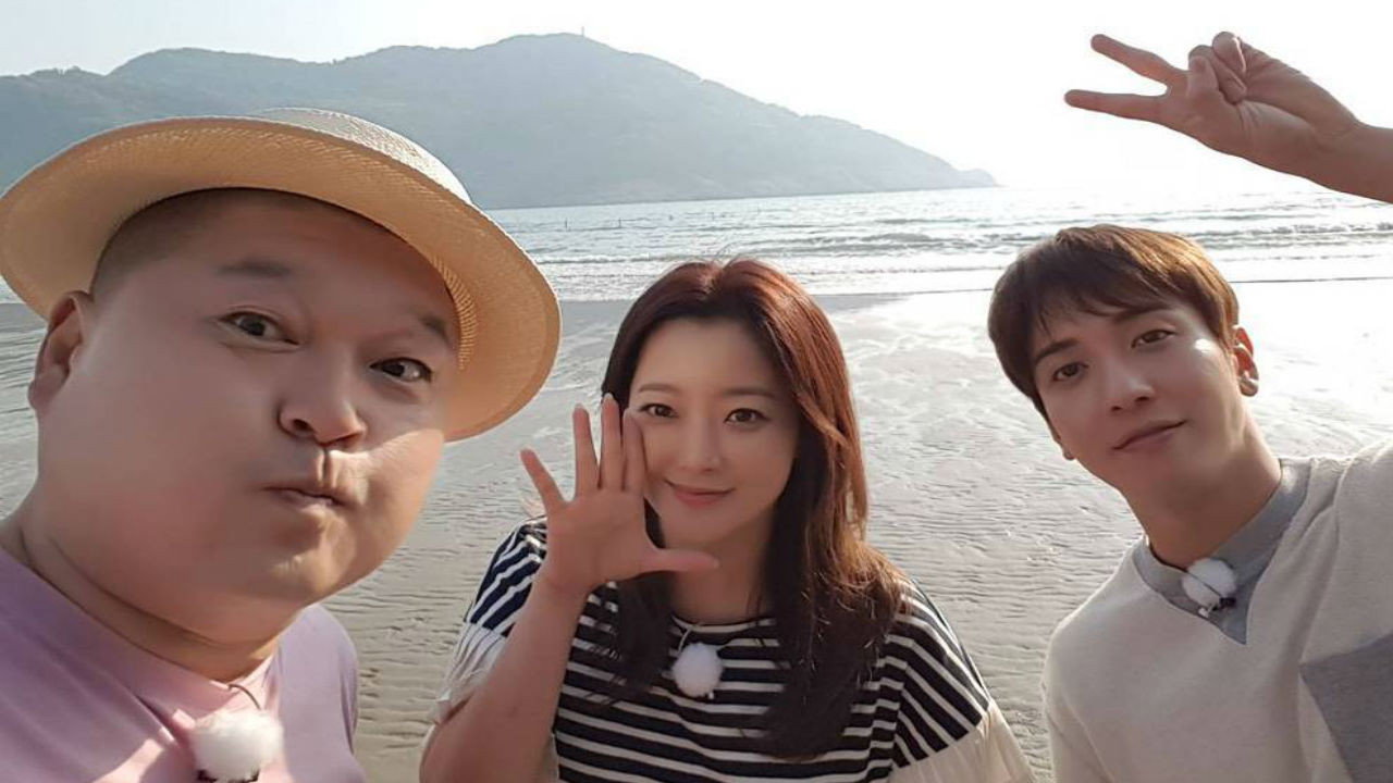 Island Trio backdrop