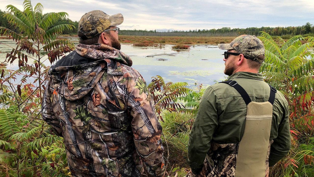 Frères, fusils, festins backdrop
