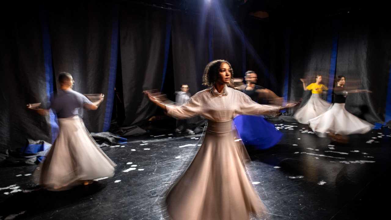 De kommer att drunkna i sina mödrars tårar backdrop