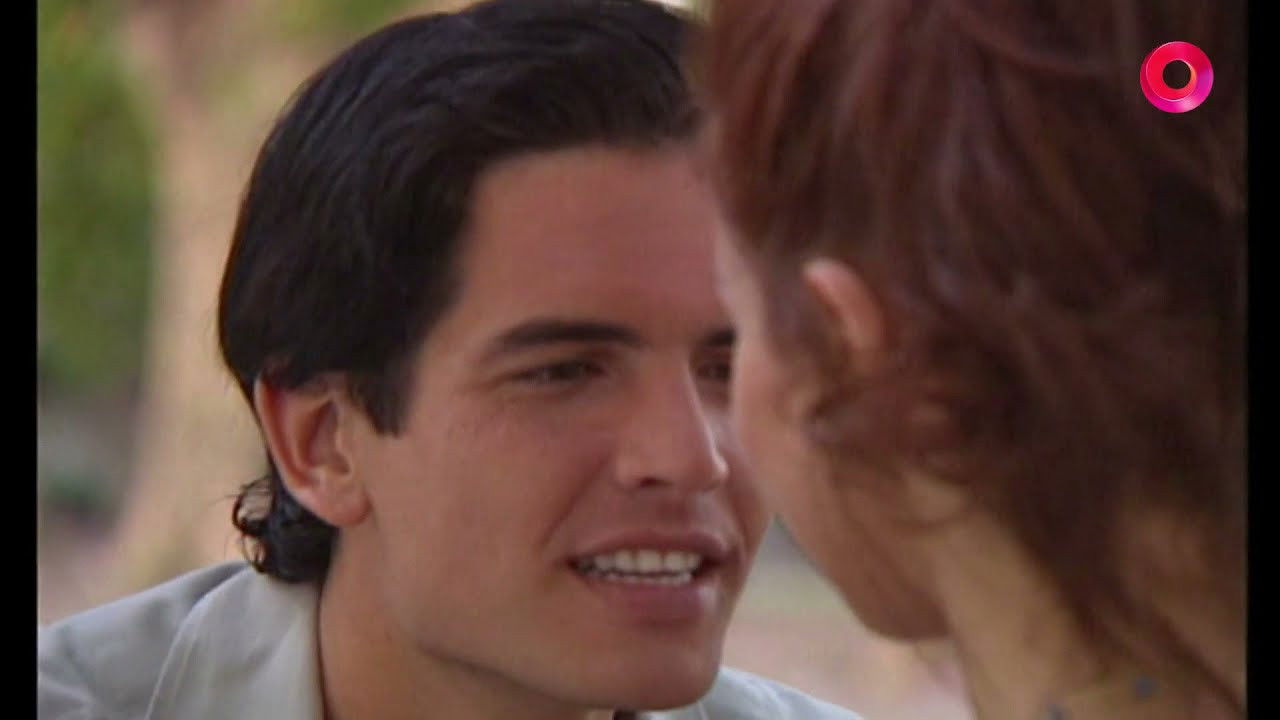 Ricos y Famosos backdrop