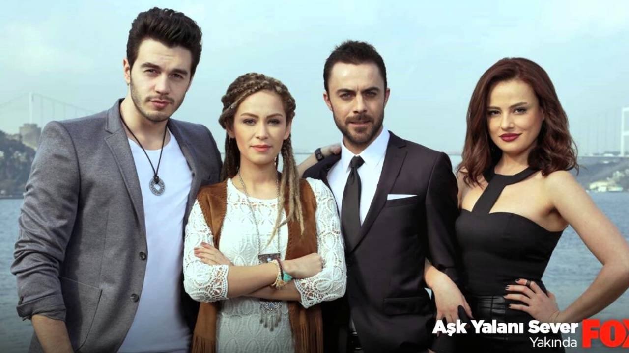 Aşk Yalanı Sever backdrop