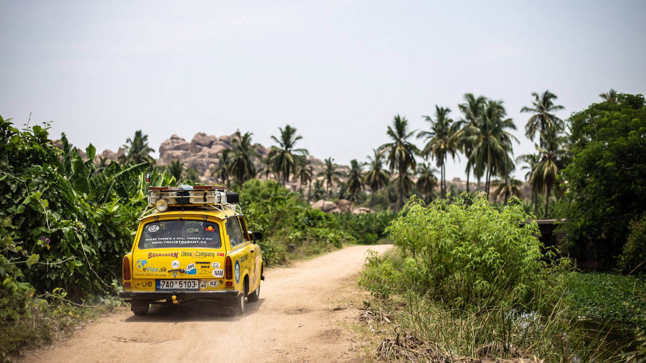 Trabantem z Indie až domů backdrop