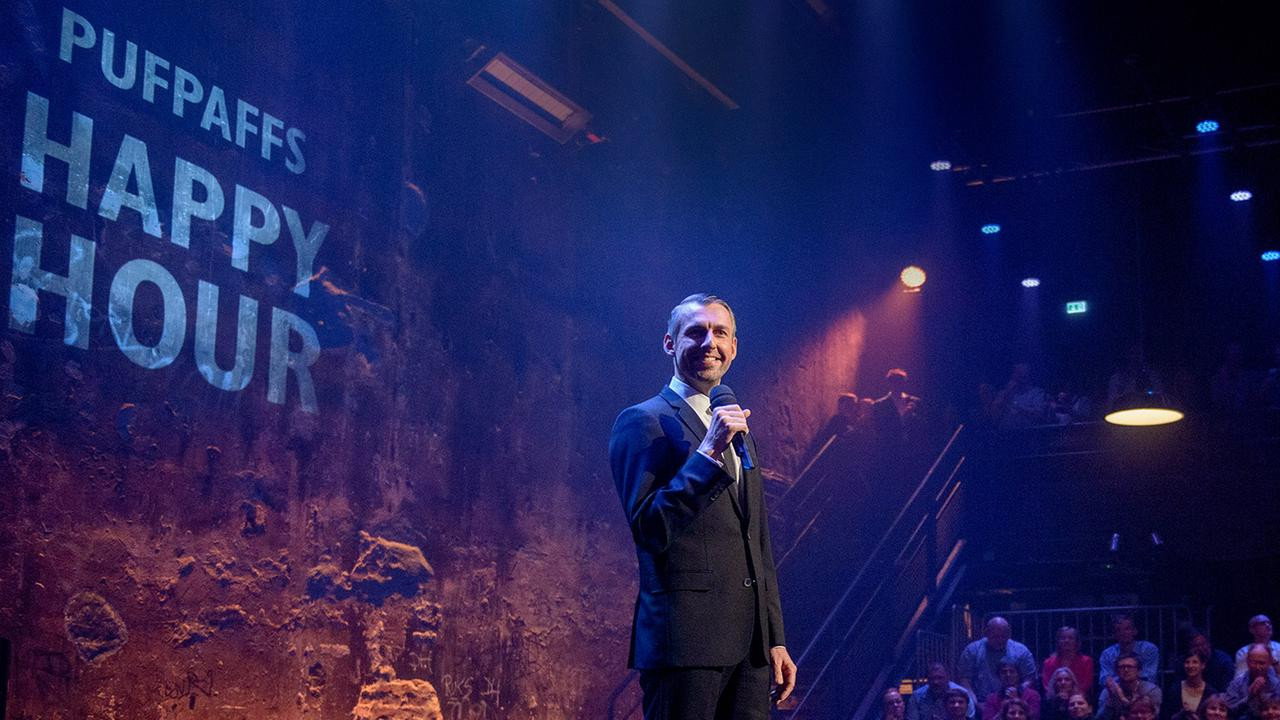 Pufpaffs Happy Hour backdrop