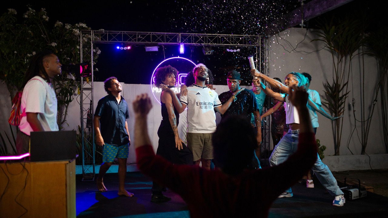 Quem tem com que me pague, não me deve nada backdrop