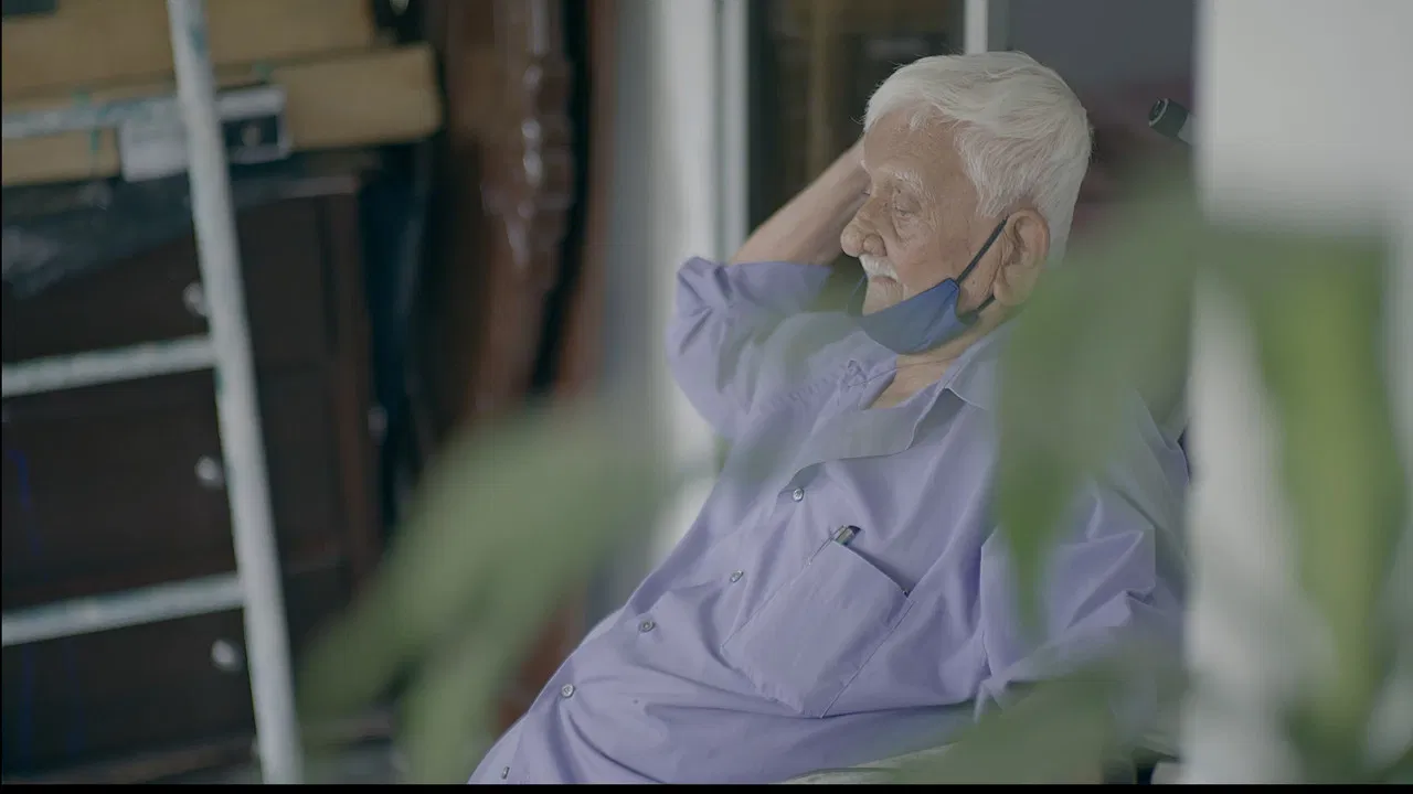 Hasta el último día backdrop