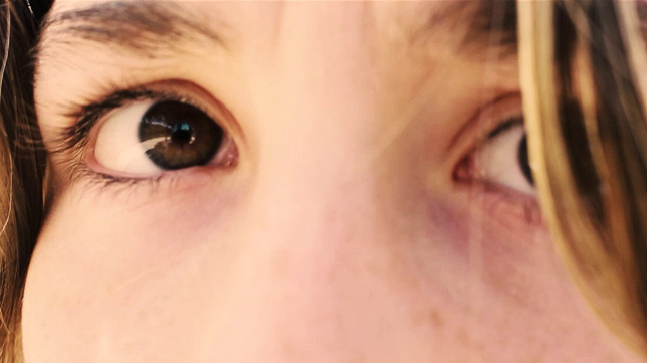 Tras la mirada backdrop