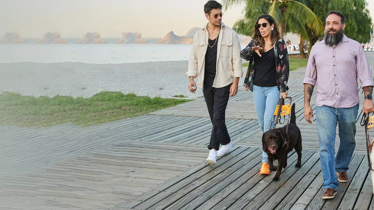 Quem Salva Quem? backdrop