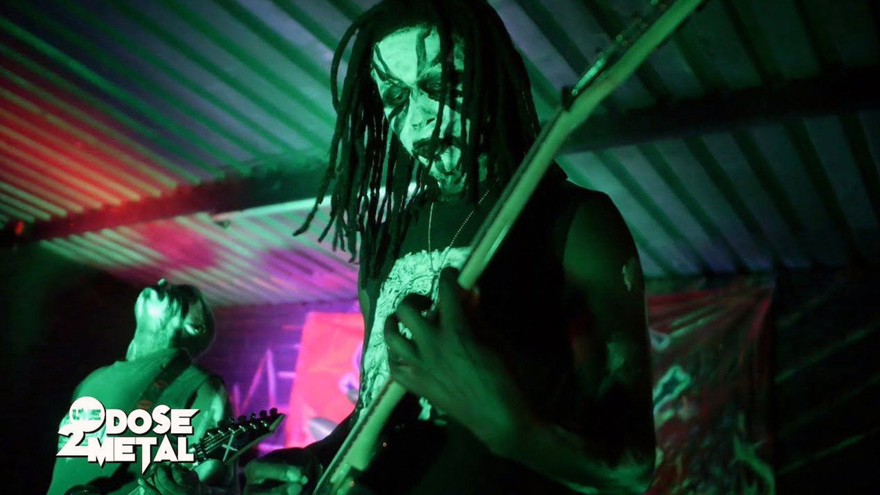 Une Dose 2 Metal backdrop